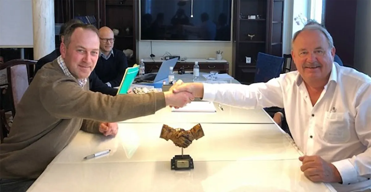 Ett handslag bekräftar markköpet som ägde rum den 28 Februari 2019.<br>Foto från vänster: Göran Lundin och Jan Persson.