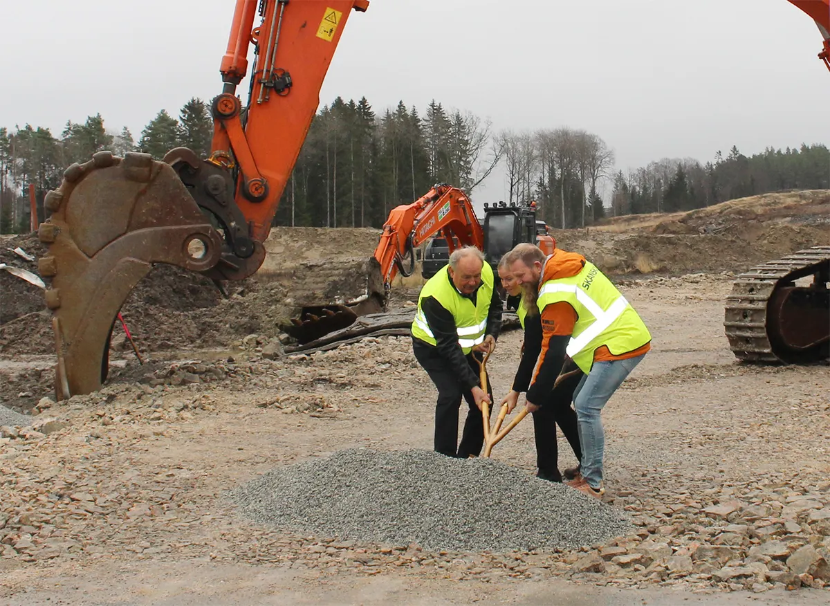 Jan Persson, Kilenkrysset, Gunilla Lindstedt, Nykvarn Municipality, and Jörgen Larsson, district manager at Skanska, turn the first sod.