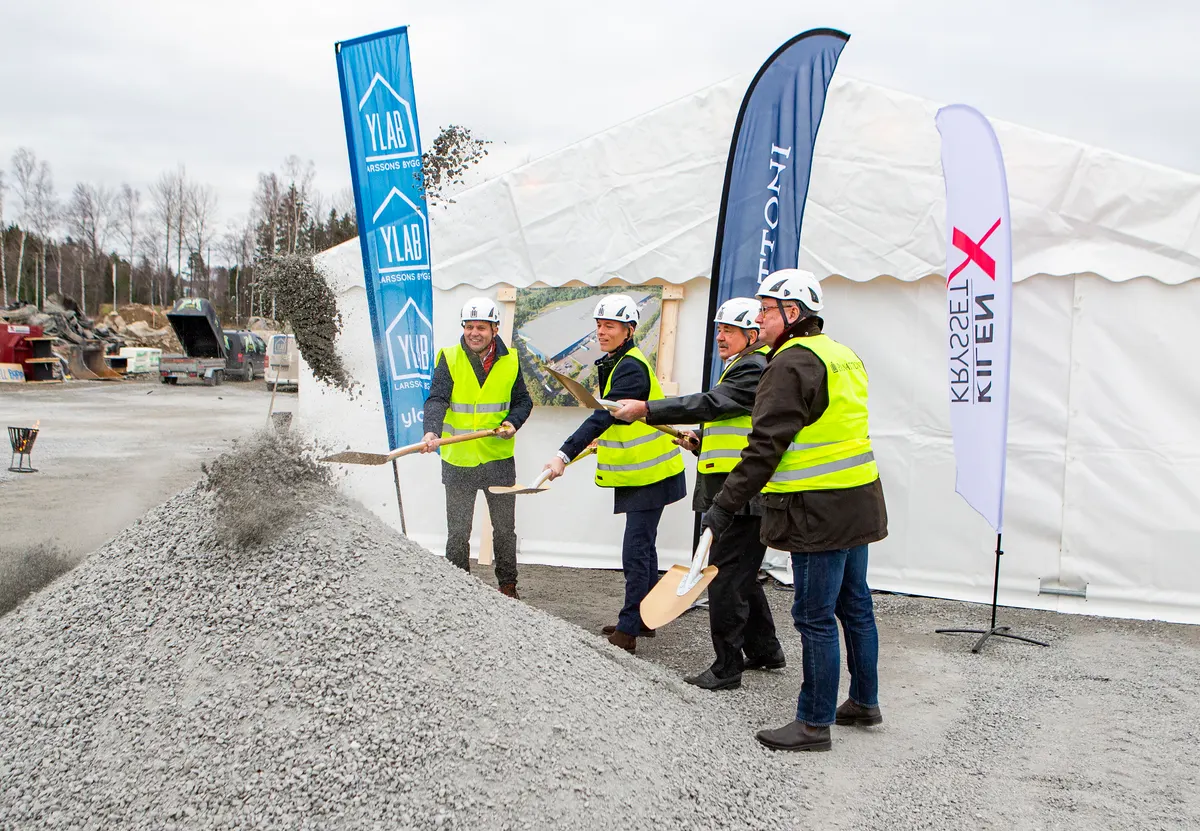 Dennis Larsson, CEO of YLAB; Fredrik Jagersjö Rosell, CEO of Panattoni Sweden; Jan Persson, CEO and owner of Kilenkrysset; and Peter Book, Chair of the Municipal Executive Board, Enköping Municipality, turn the first sod.<br>